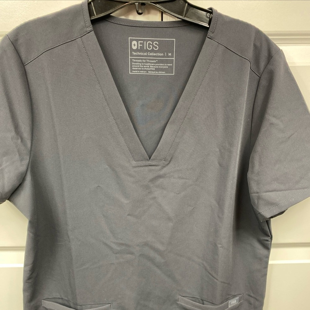 FIGS Technical Collection Women’s Scrub Catarina Top Gray 2 Pockets Medium